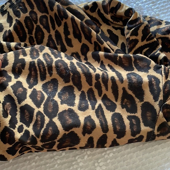 Onzie leopard biker shorts size small - Picture 5 of 5